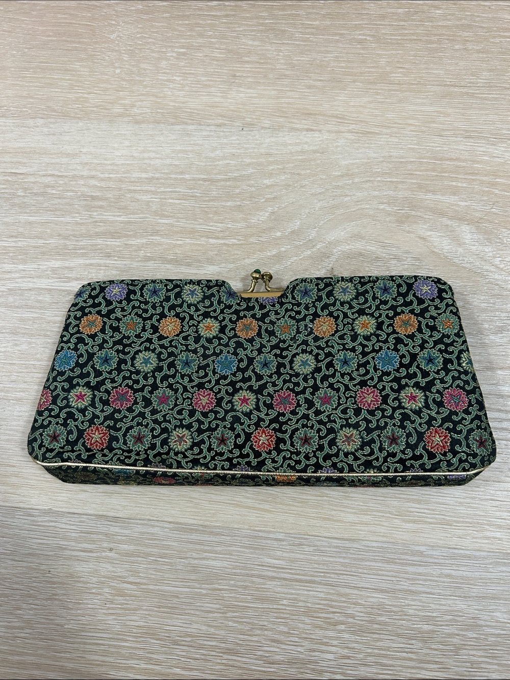 Vintage Embroidered Floral Green Clutch Wallet with Kiss-Lock Closure